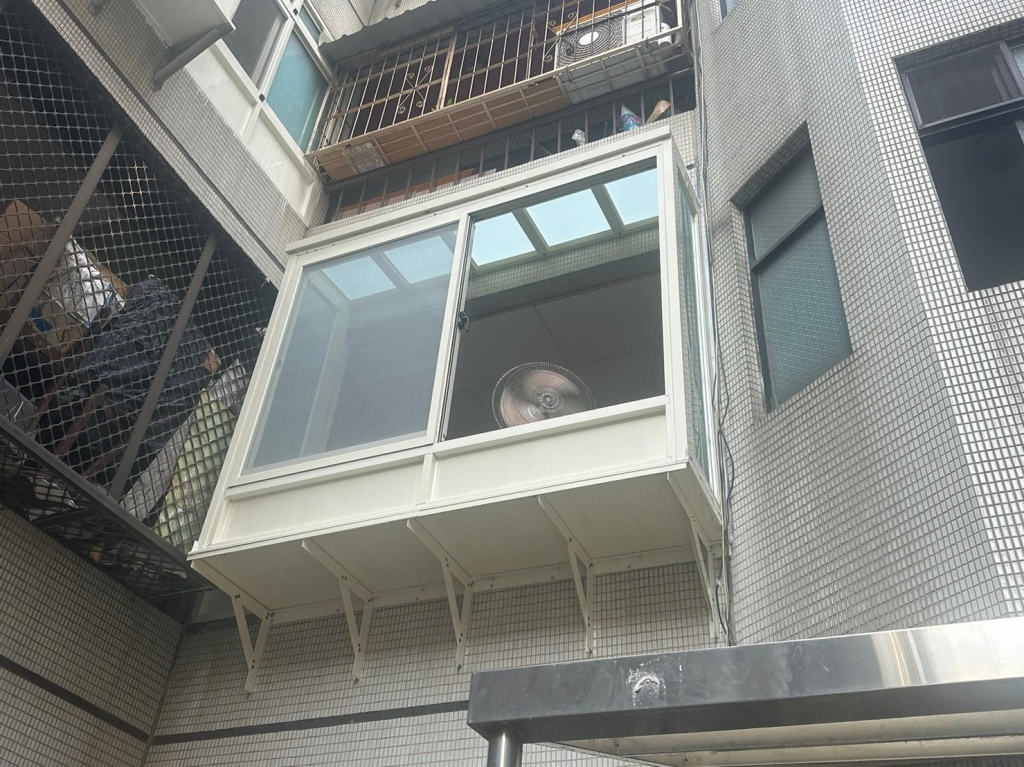 陽台凸窗